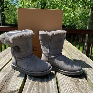 UGG W Bailey Button Grey (Size 5)